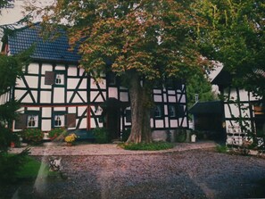 Exterior - Kitchen-living room with bathroom in a historic barn (Hennef)