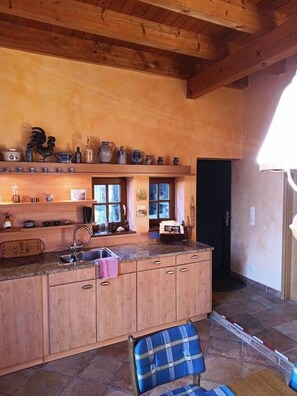 Fridge, microwave, stovetop, coffee/tea maker - Kitchen-living room with bathroom in a historic barn (Hennef)