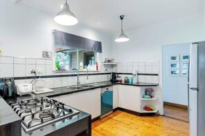 Private kitchen - Cozy 3B Family Home in Mentone GardenFreeParking (Mentone)