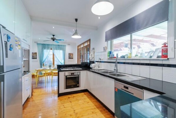 Private kitchen - Cozy 3B Family Home in Mentone GardenFreeParking (Mentone)