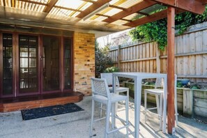 Outdoor dining - Cozy 3B Family Home in Mentone GardenFreeParking (Mentone)