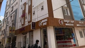 Un edificio de varios pisos con escaparate en la planta baja.