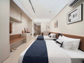 ห้องบิสซิเนสทวิน | ตู้นิรภัยในห้องพัก, โต๊ะทำงาน, ผ้าม่านกันแสง, ห้องเก็บเสียง