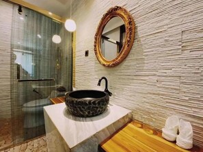 Family Double Room, Garden View | Bathroom | Hair dryer, soap, shampoo, toilet paper - Larng Yay Hotel (Vang Vieng)
