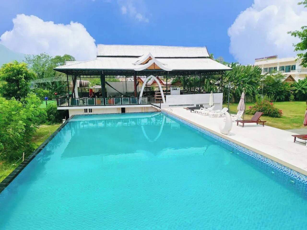 Una piscina al aire libre