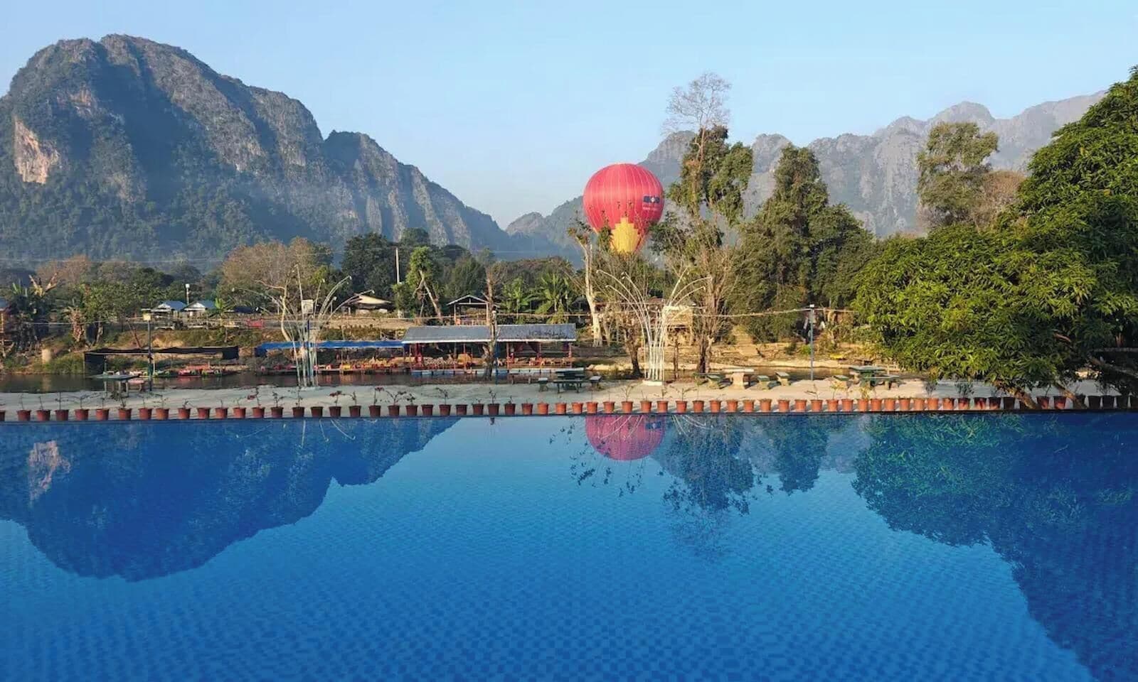 สระว่ายน้ำกลางแจ้ง