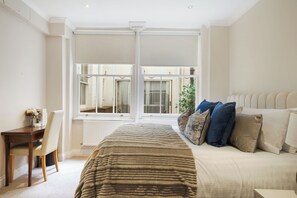 Iron/ironing board, WiFi, bed sheets - Luxury Mayfair Apartment in Central London (London)