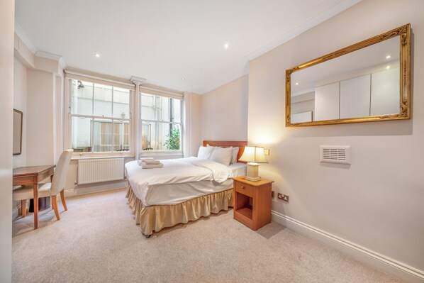 Silitysrauta/-lauta, Wi-Fi, vuodevaatteet