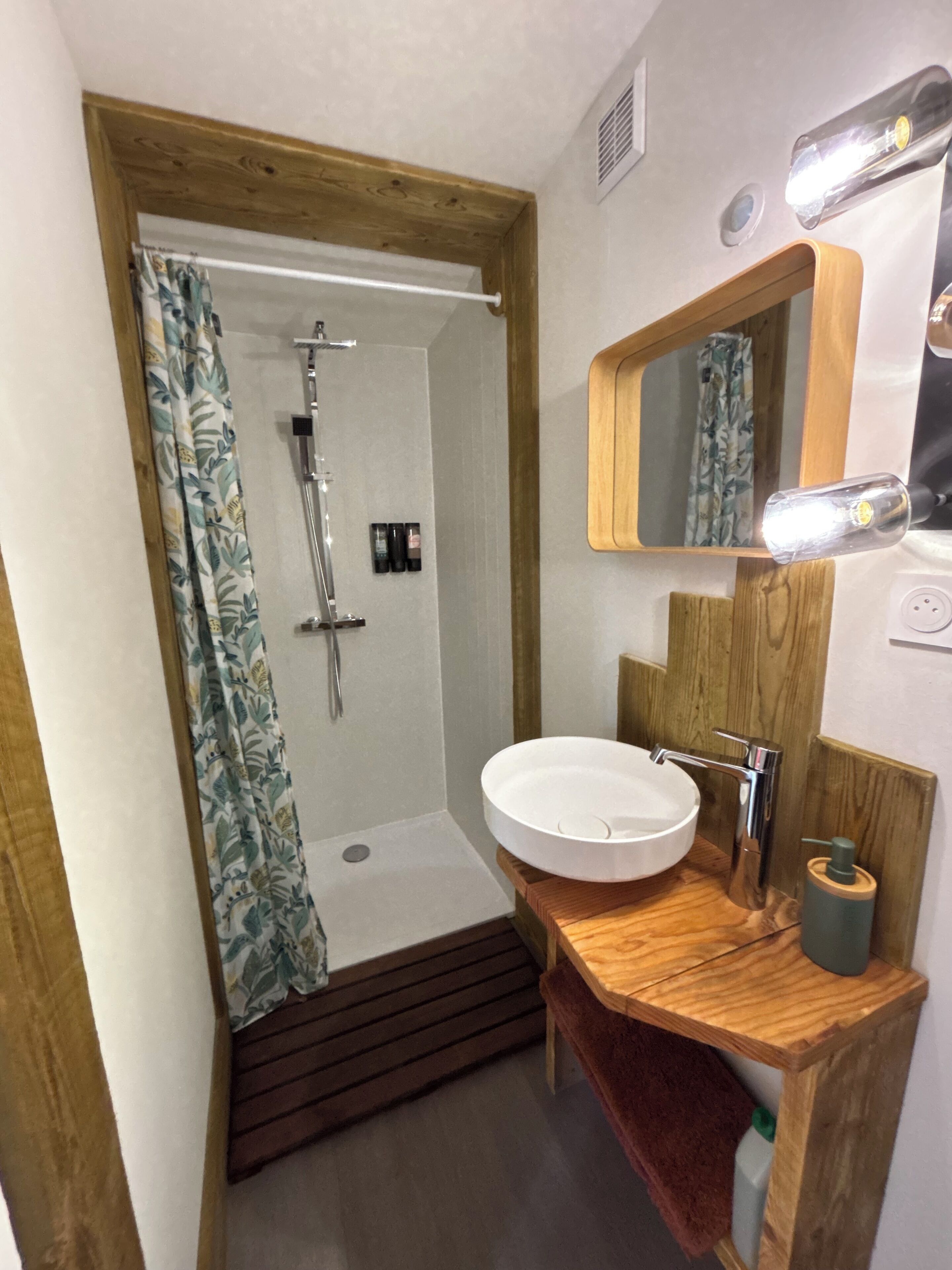 Ducha, toallas, jabón y papel higiénico