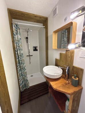 Dusche, Handtücher, Seife, Toilettenpapier