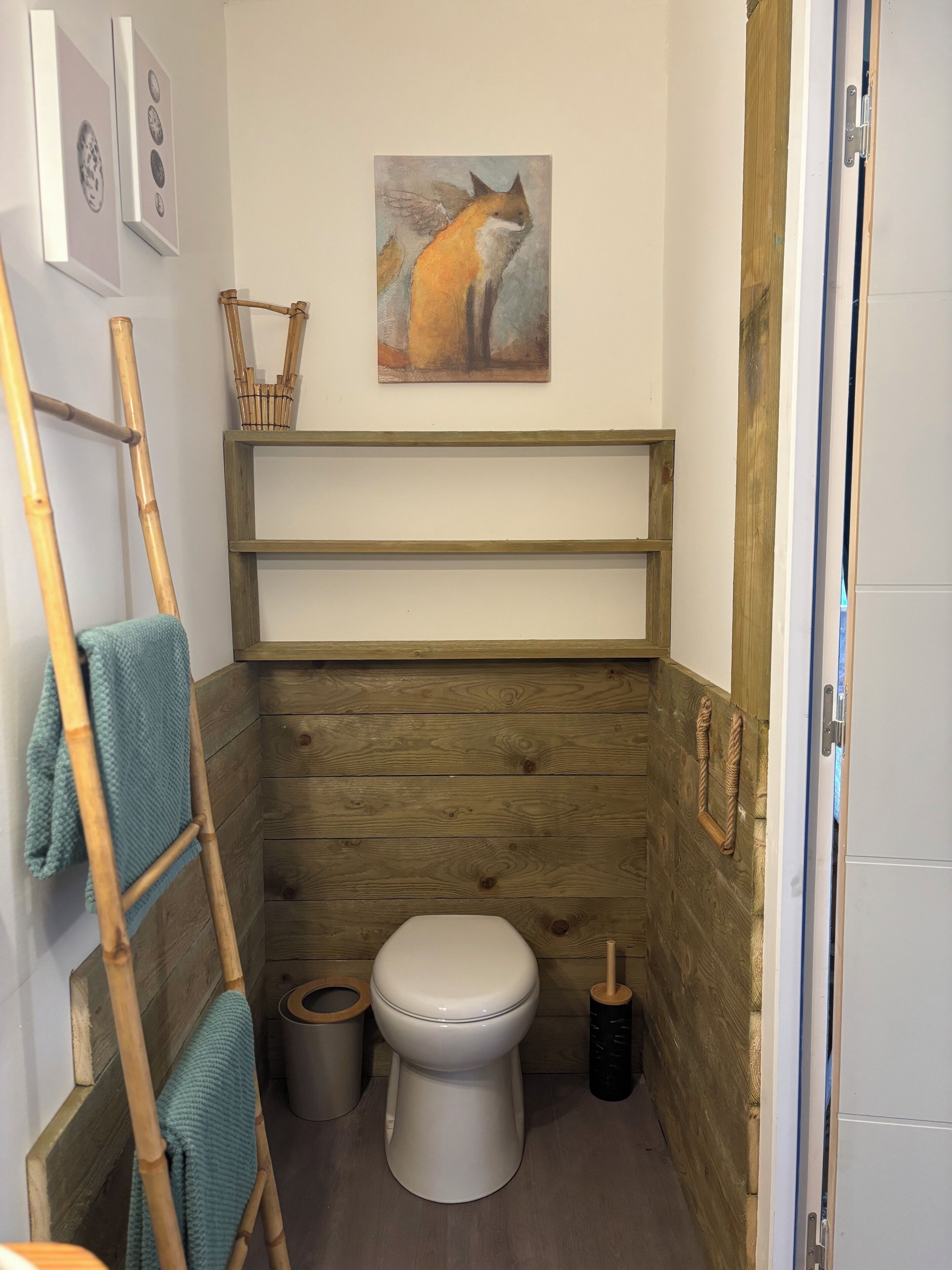 Ducha, toallas, jabón, papel higiénico