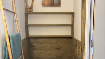 Ducha, toallas, jabón, papel higiénico