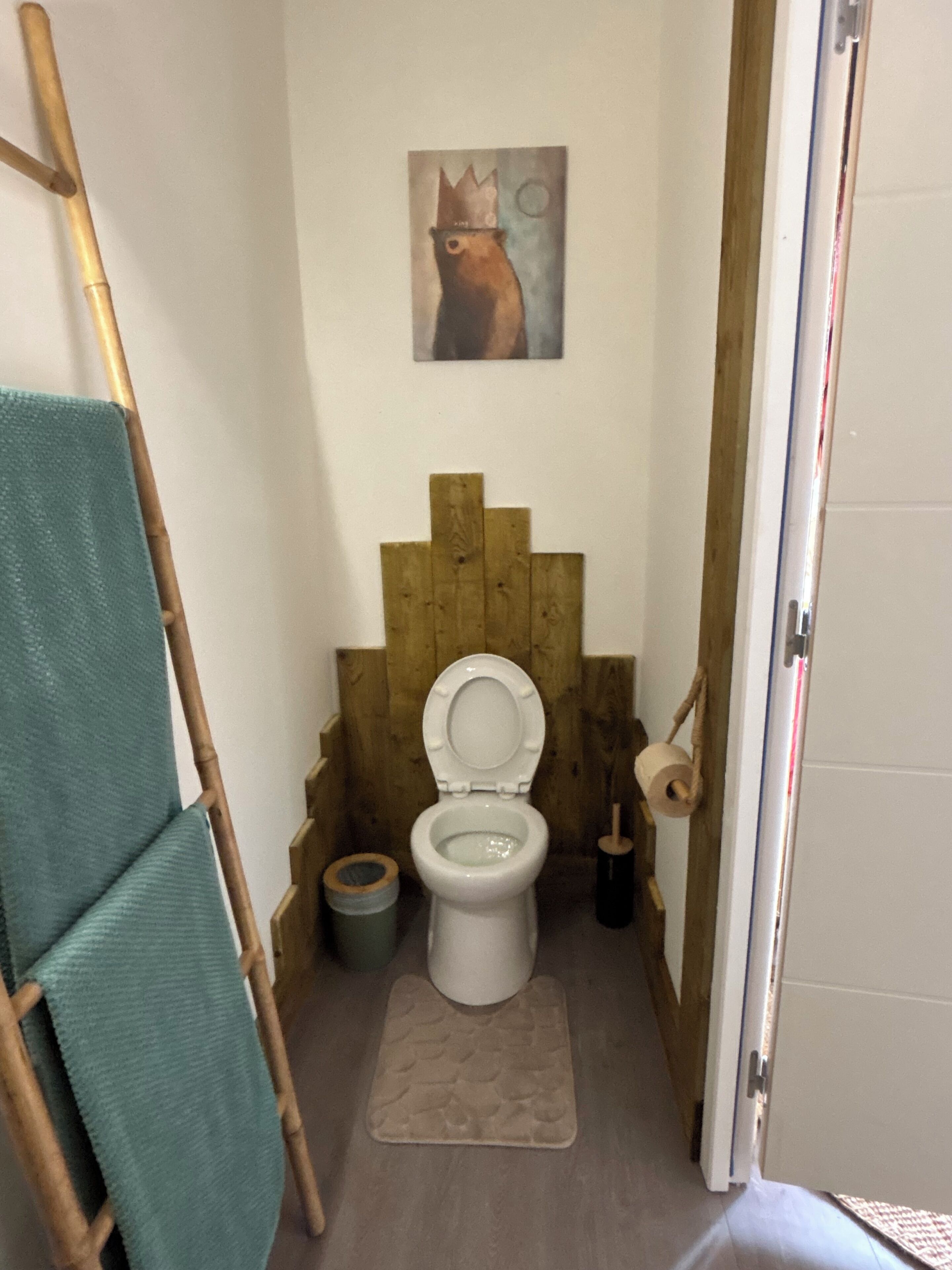 Een douche, handdoeken, zeep, toiletpapier