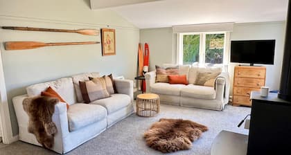 Cute cottage, 500mtrs to lake front and Church of the Good Shepherd!