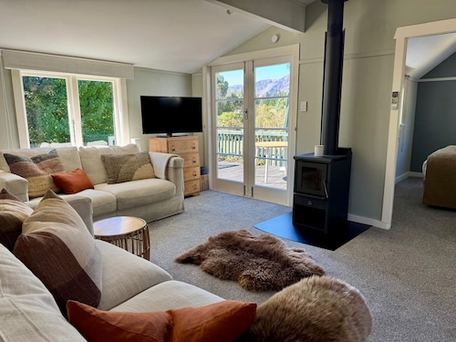 Cute cottage, 500mtrs to lake front and Church of the Good Shepherd!