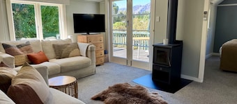 Cute cottage, 500mtrs to lake front and Church of the Good Shepherd!