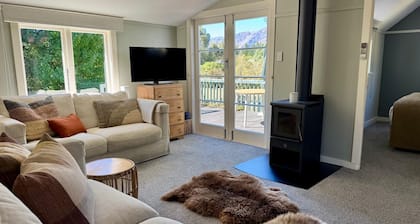 Cute cottage, 500mtrs to lake front and Church of the Good Shepherd!