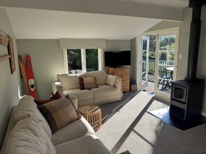 Älytelevisio, takka, kirjoja