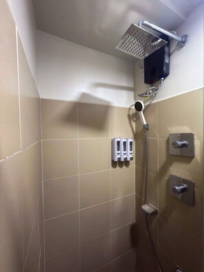 Regadera, secadora de cabello, bidet, toallas 