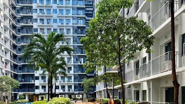 A modern residential building with a swimming pool, outdoor seating, and lush greenery. - Ella’s Haven @ Shore 3 Residences • 2BR Walk to MOA • Minutes from NAIA (Pasay City)