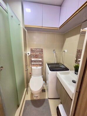Shower, hair dryer, bidet, towels - Ella’s Haven @ Shore 3 Residences • 2BR Walk to MOA • Minutes from NAIA (Pasay City)