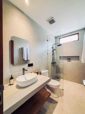 Villa, 2 Bedrooms, Private Pool | Bathroom | Towels, soap, shampoo, toilet paper - DeDarva Villa Ubud (Ubud)
