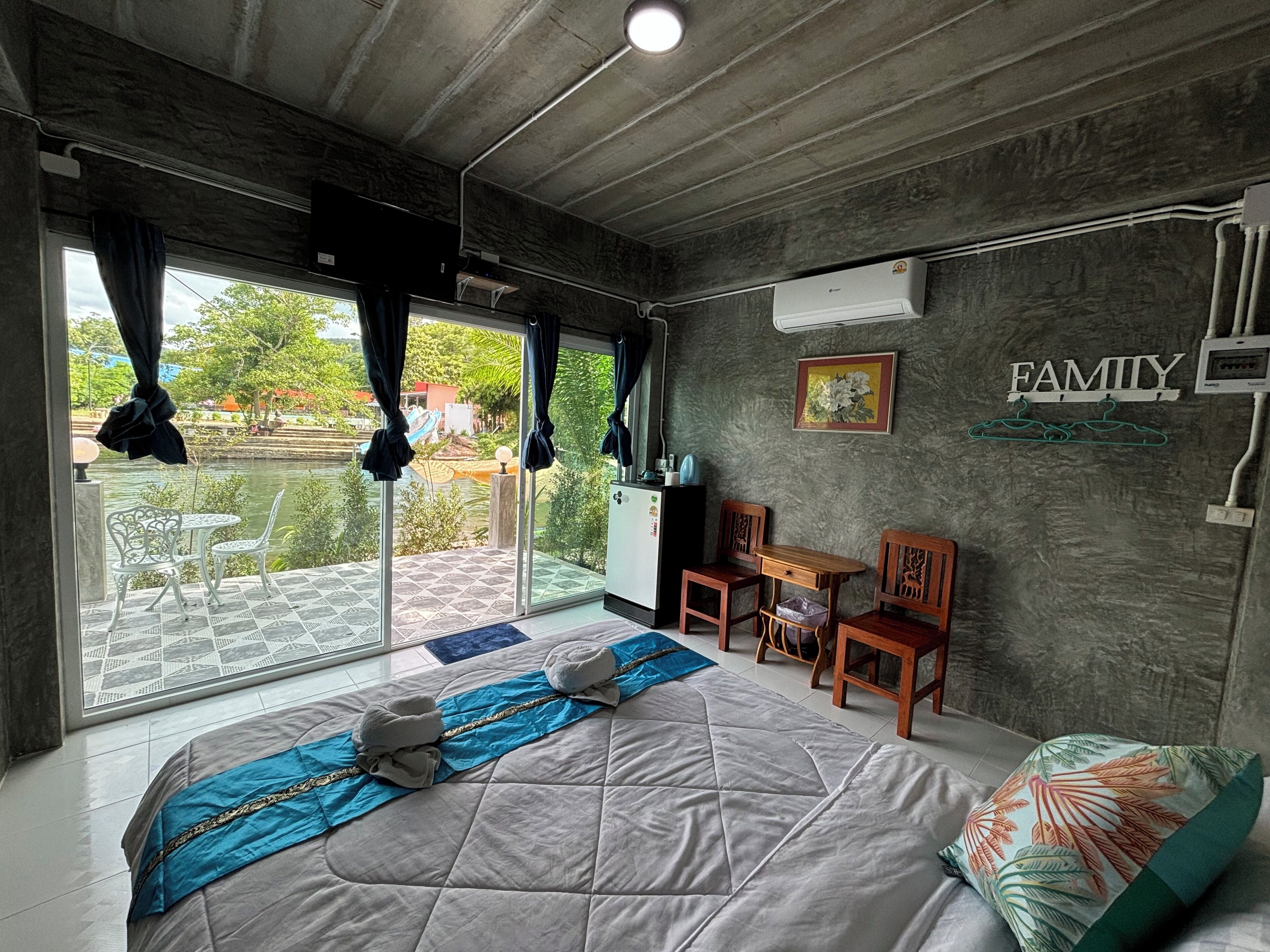 Superior Riverfront | ผ้าม่านกันแสง, Wi-Fi ฟรี, ผ้าปูที่นอน