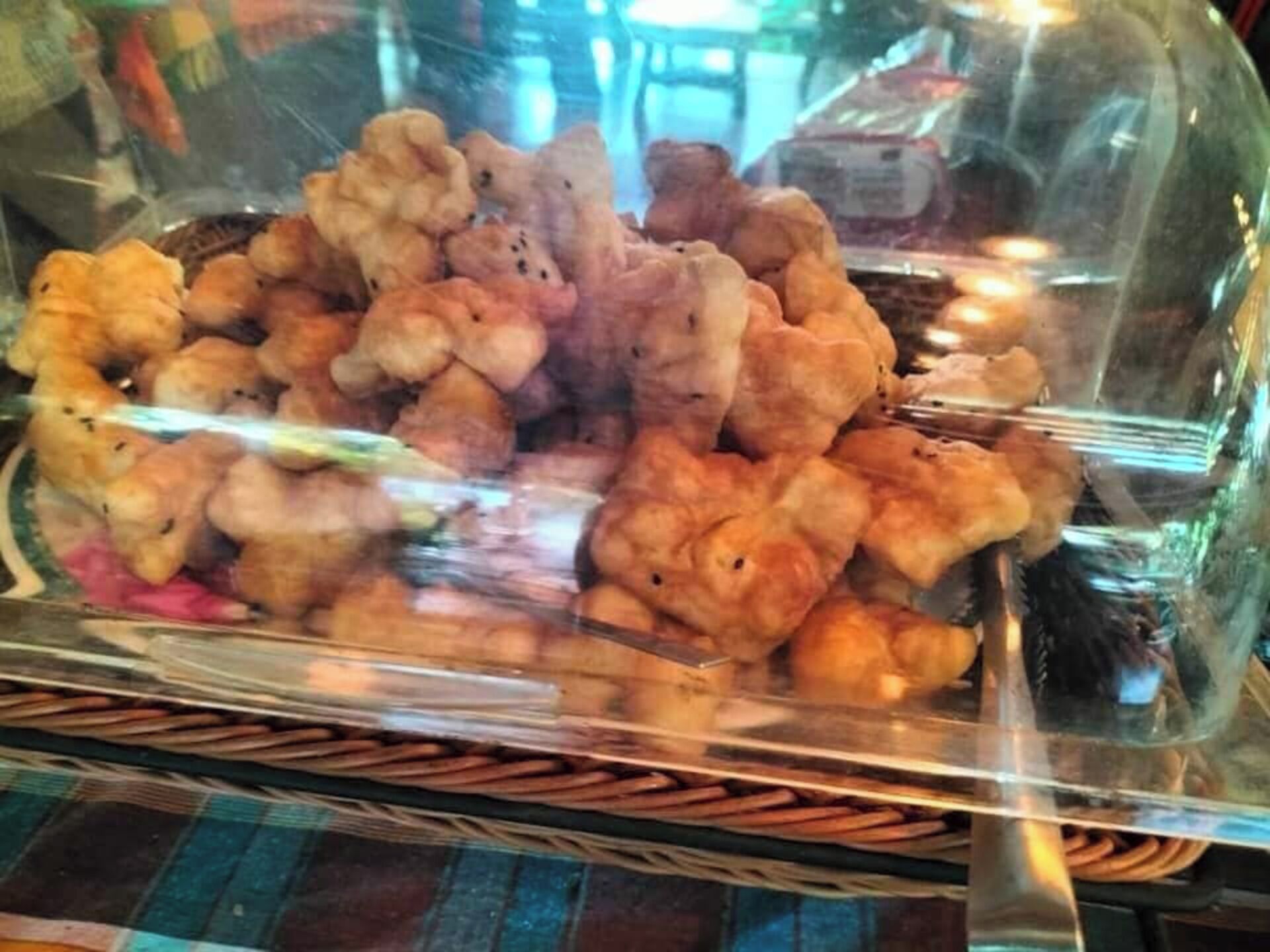 Une vitrine remplie de diverses pâtisseries.