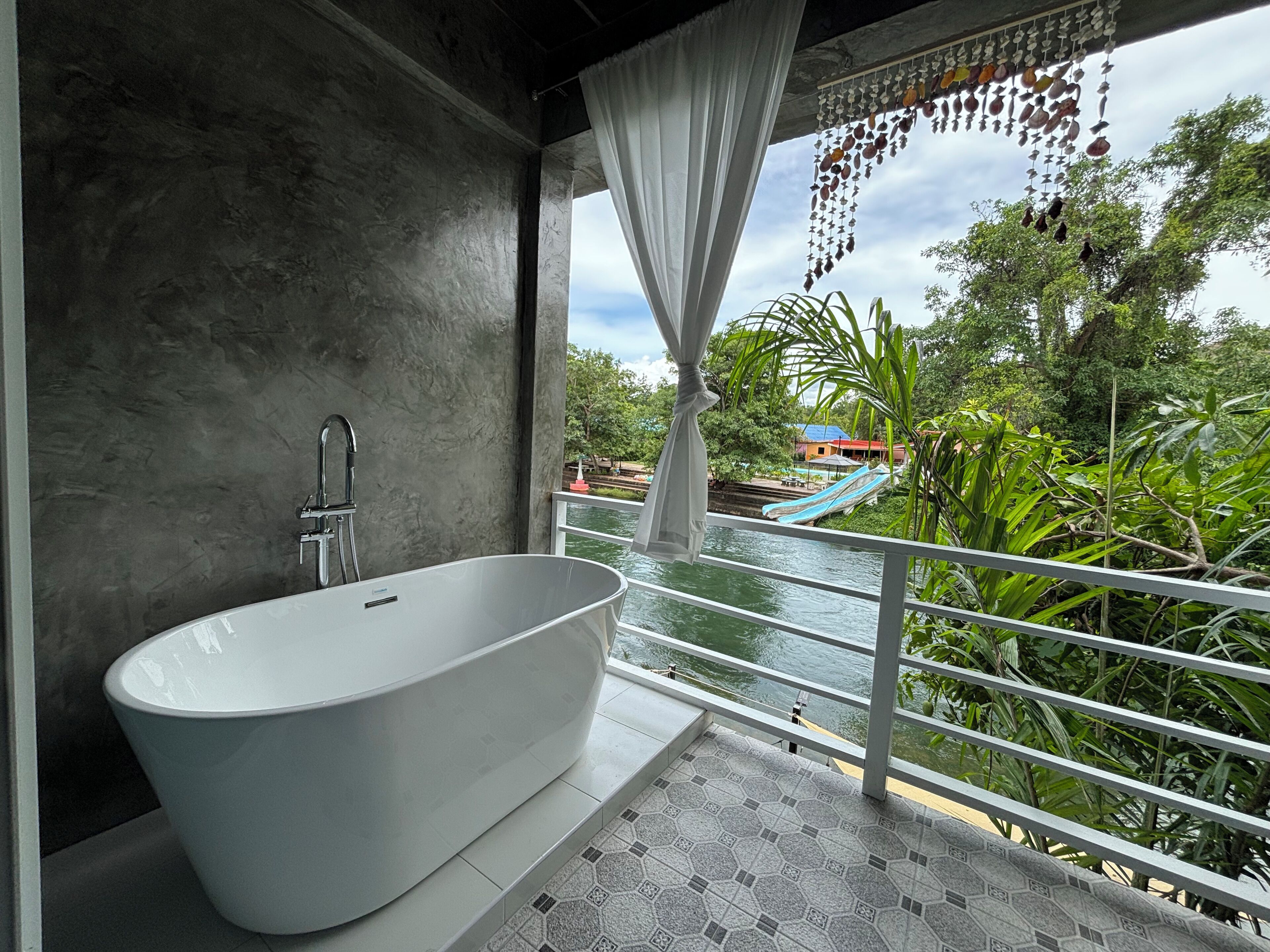 Grand Superior Riverfront | Balcony