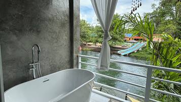 Grand Superior Riverfront | Balcony