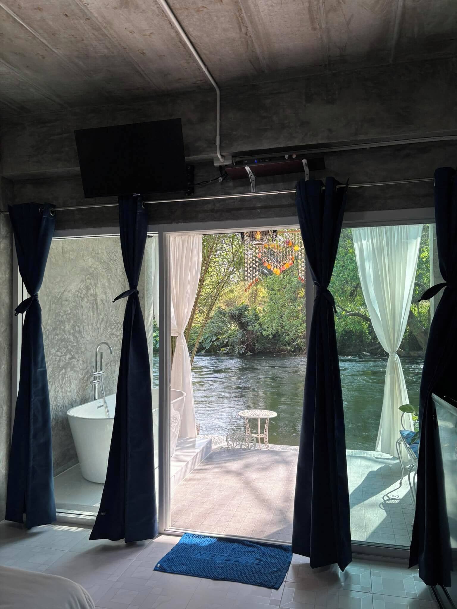 Grand Deluxe Riverfront | Blackout curtains, free WiFi, bed sheets