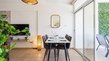 Apartment, 2 Bedrooms, Kitchen, City View | Dining