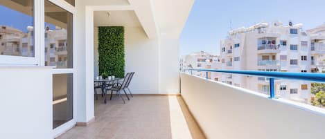 Apartment, 2 Bedrooms, Kitchen, City View | Outdoor dining