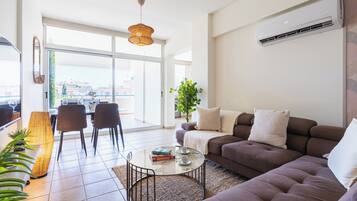 Apartment, 2 Bedrooms, Kitchen, City View | Living area | Smart TV, Netflix, streaming services