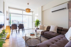 Apartment, 2 Bedrooms, Kitchen, City View | Living area | Smart TV, Netflix, streaming services