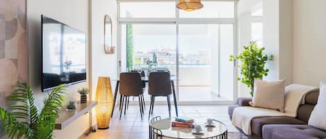 Lejlighed - 2 soveværelser - køkken - byudsigt | Opholdsområde | Smart-tv, Netflix, streamingtjenester