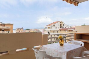 Outdoor dining - Summer seaview (Alghero)