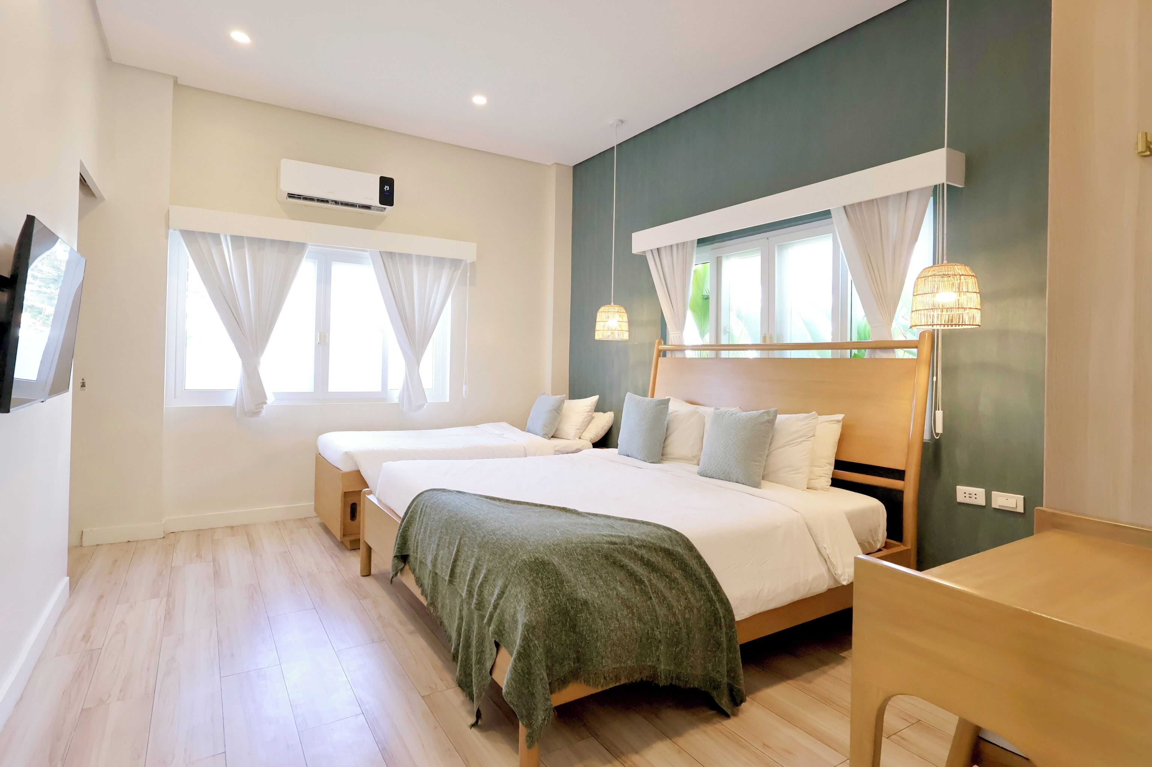 3 bedrooms, in-room safe, desk, travel crib