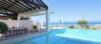 Alesea Baroro: Private Beachfront Villa - Pool, Jacuzzi