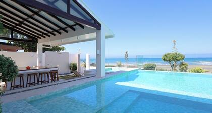 Alesea Baroro: Private Beachfront Villa - Pool, Jacuzzi