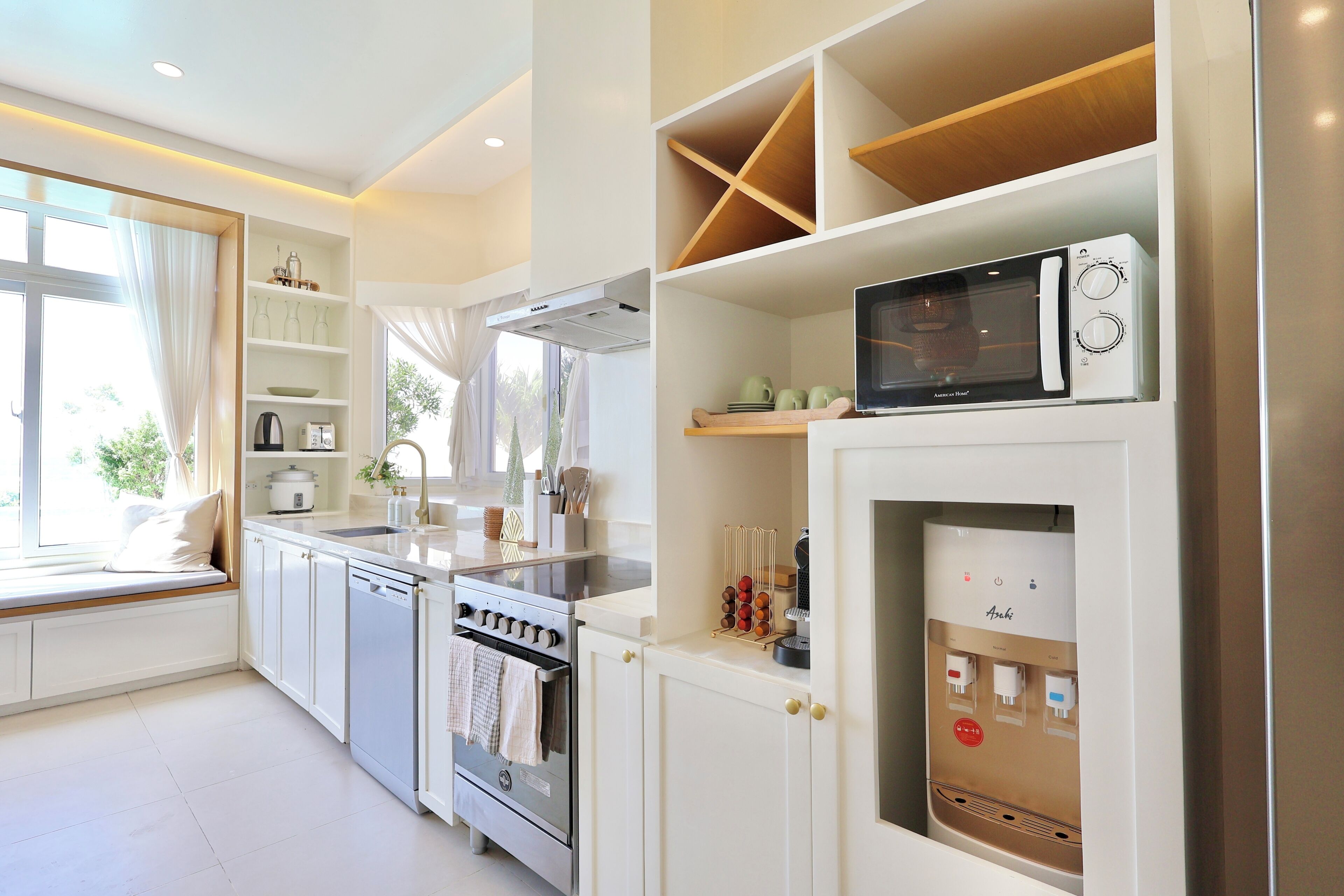 Coffee/tea maker, fridge, microwave, oven