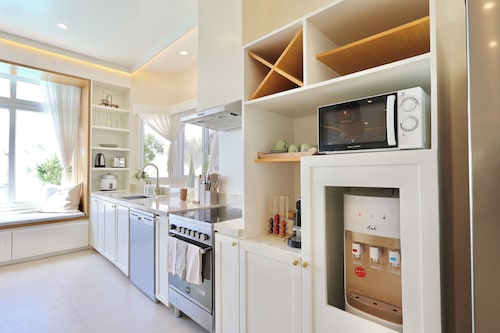 Alesea Baroro: Private Beachfront Villa - Pool, Jacuzzi