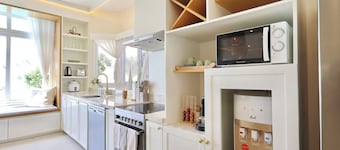 Alesea Baroro: Private Beachfront Villa - Pool, Jacuzzi