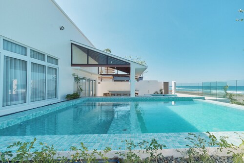 AleseaBaroro: Private Beachfront Villa - Pool, Jacuzzi