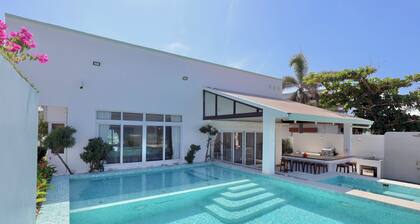 Alesea Baroro: Private Beachfront Villa - Pool, Jacuzzi