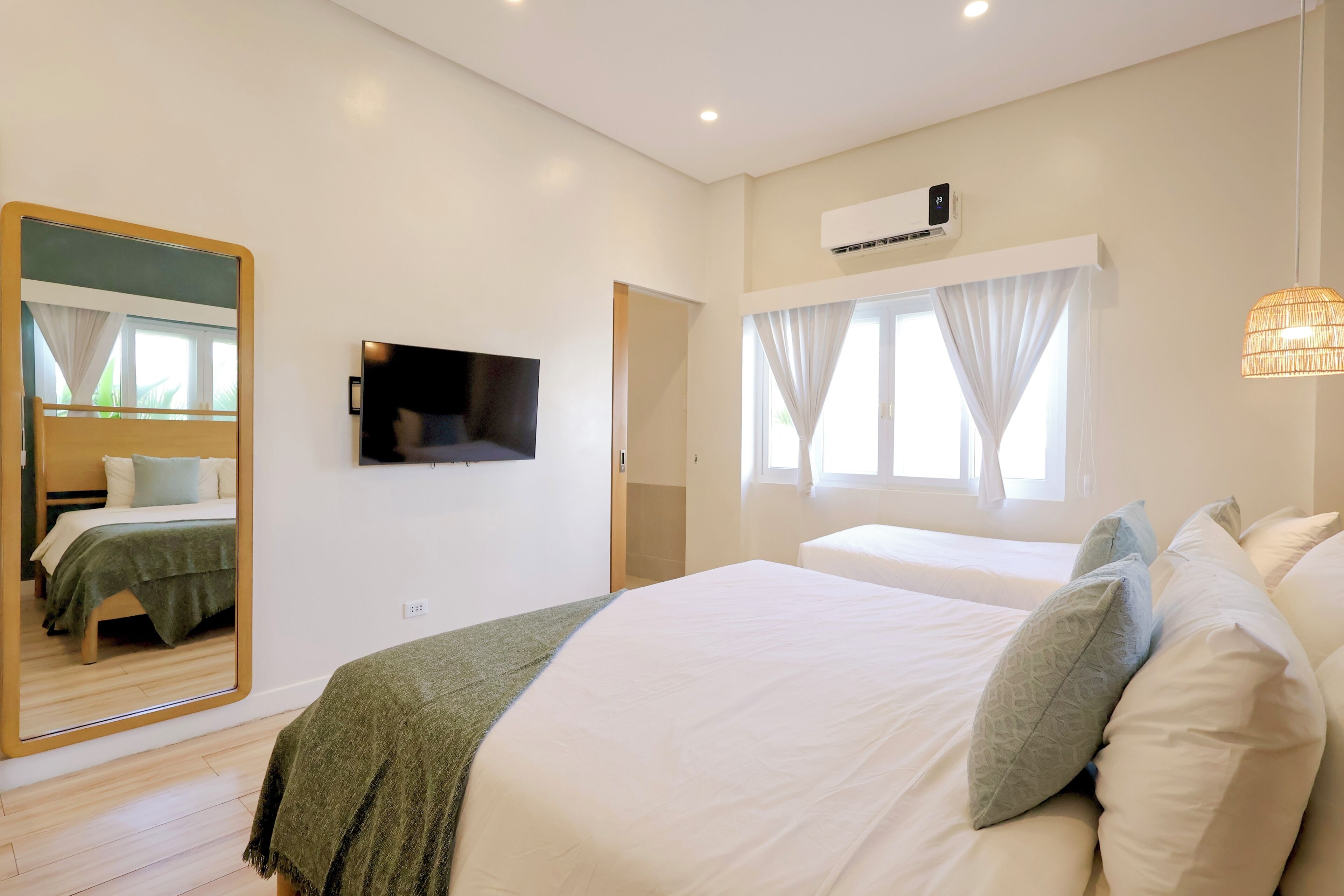 3 habitaciones, caja de seguridad en la habitación y escritorio 