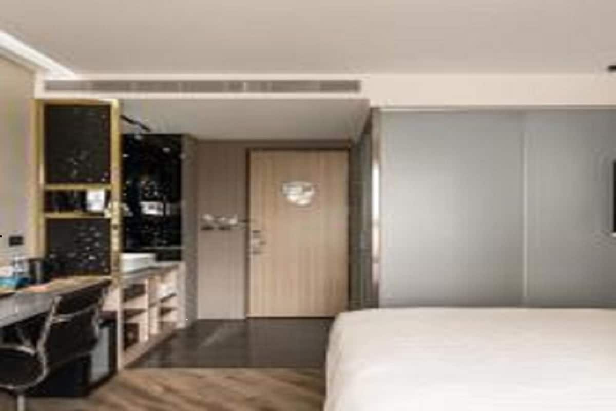 Standard Double Room, 1 Double Bed | In-room safe, soundproofing, free WiFi, wheelchair access