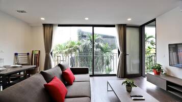 Apartment, Balcony, City View | Living area
