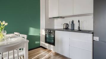 Apartment (59) | Private kitchen | Fridge, stovetop, electric kettle, cookware/dishes/utensils