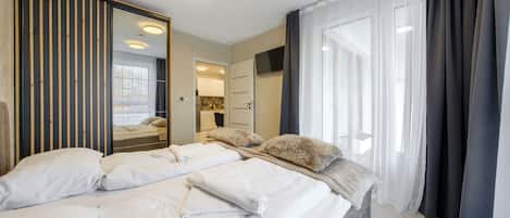 Apartment (4A) | Individually decorated, individually furnished, iron/ironing board